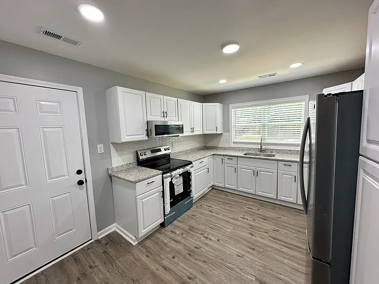 Saundralane Dr NW — Photo 4