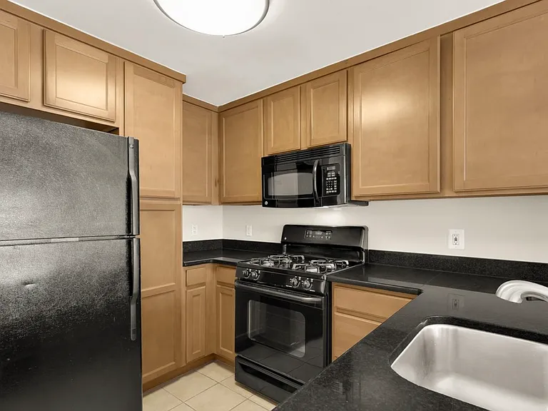 350 G St SW — Photo 11