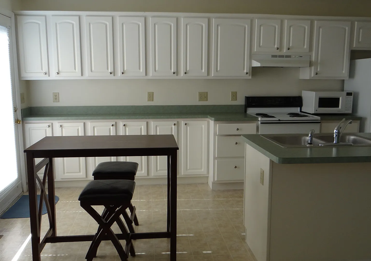 Laurel Creek Apts, 981 Jasmine Lane — Photo 4
