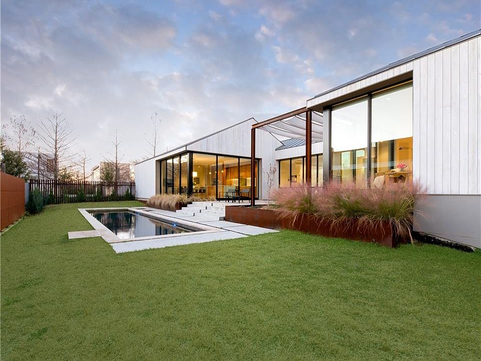 1st image of 34 Vanguard Way