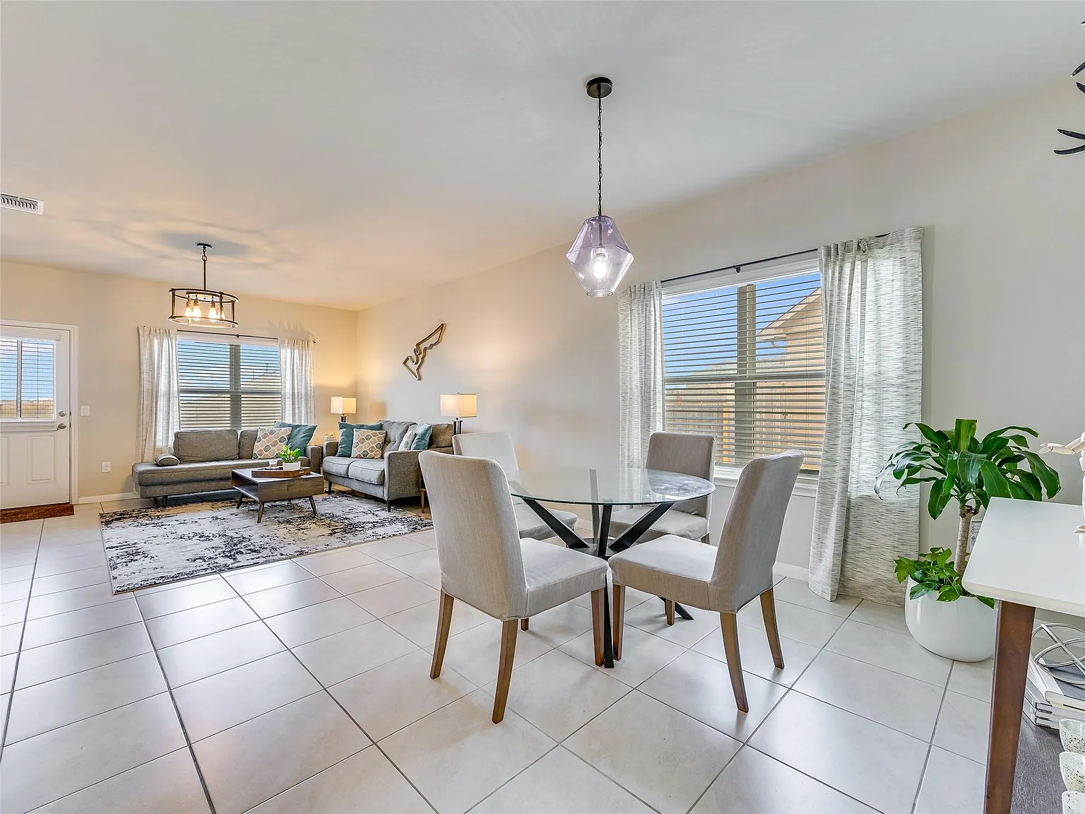4 bed, 2.0 bath, 1989 sqft, $2,200 — Photo 4