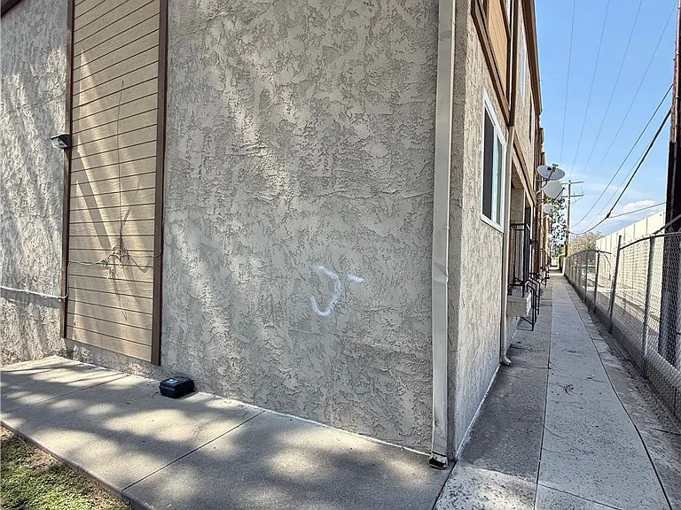 5195 Walnut St #14 — Photo 2