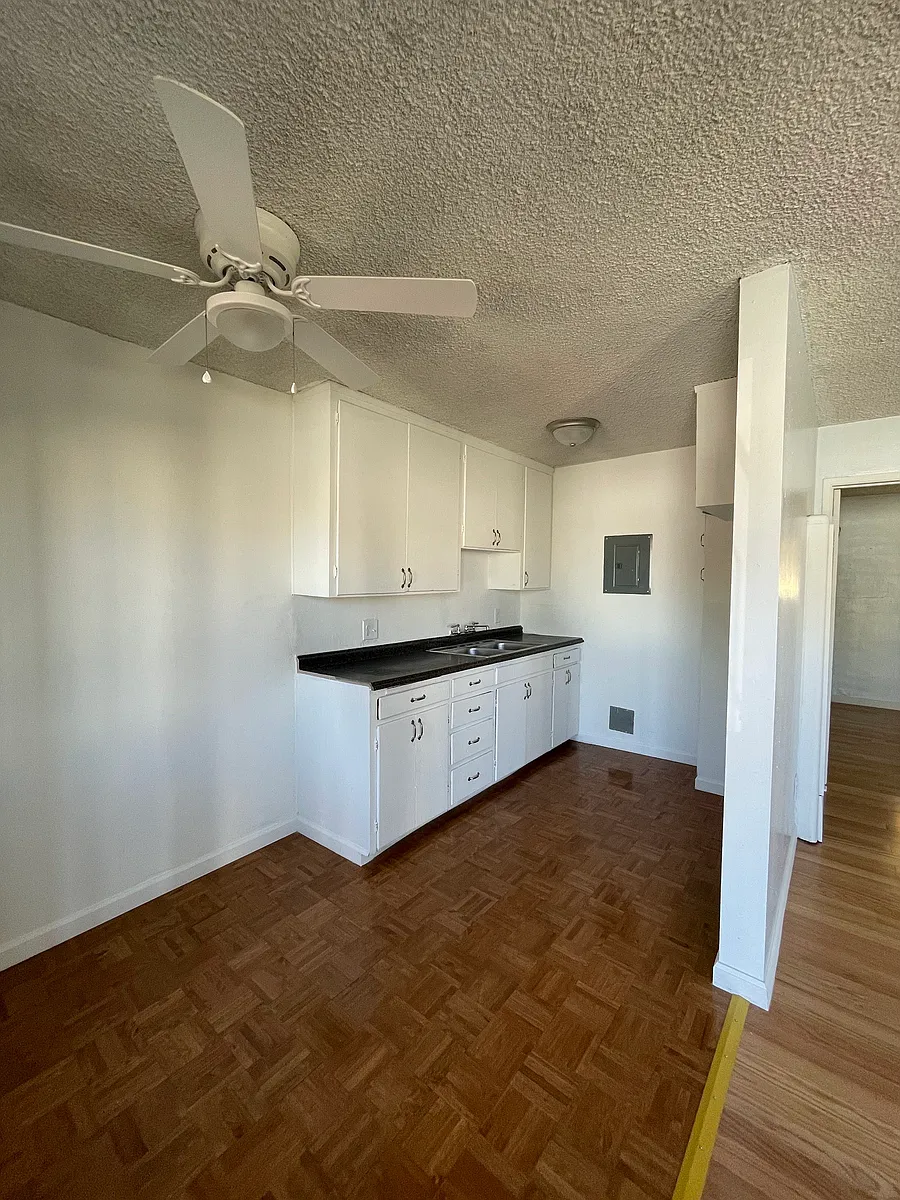Building Photo - 114 E 11th St #1