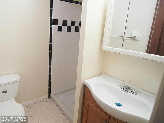 4th image of 7922 Glengalen Ln