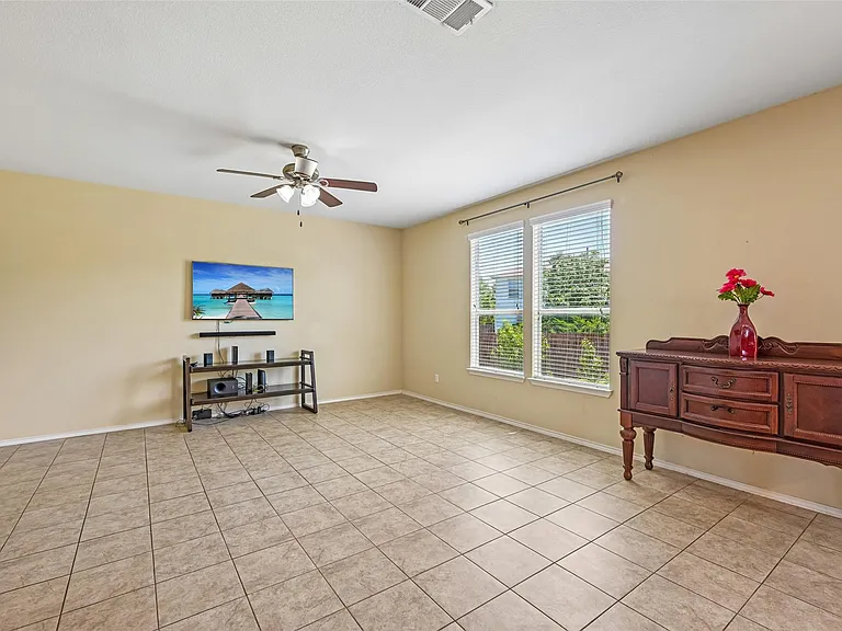 140 Lynn Crest Bnd — Photo 9