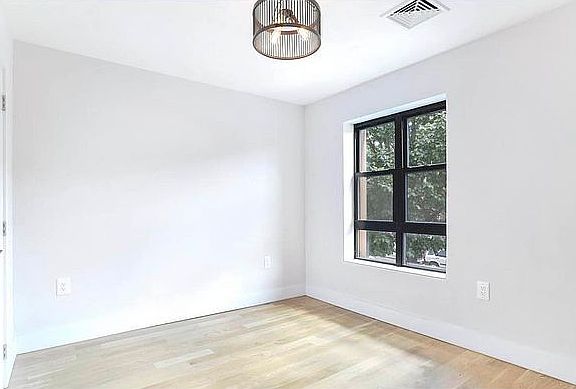 2nd image of 431 Bainbridge St #5F