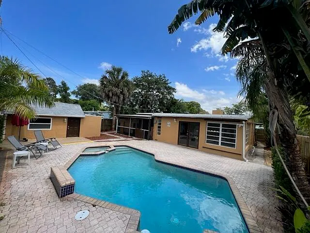 1609 SW 14th St — Photo 4