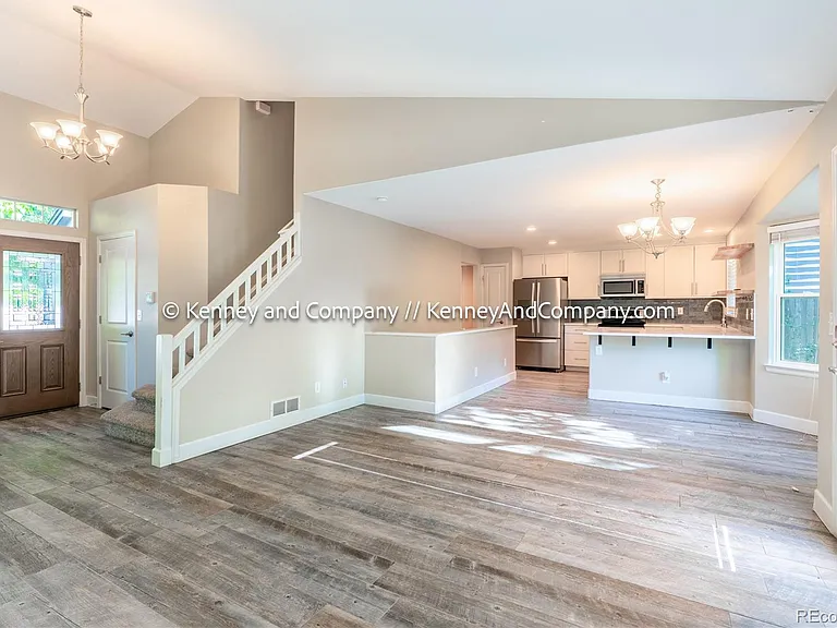 875 S Lindsey St — Photo 5