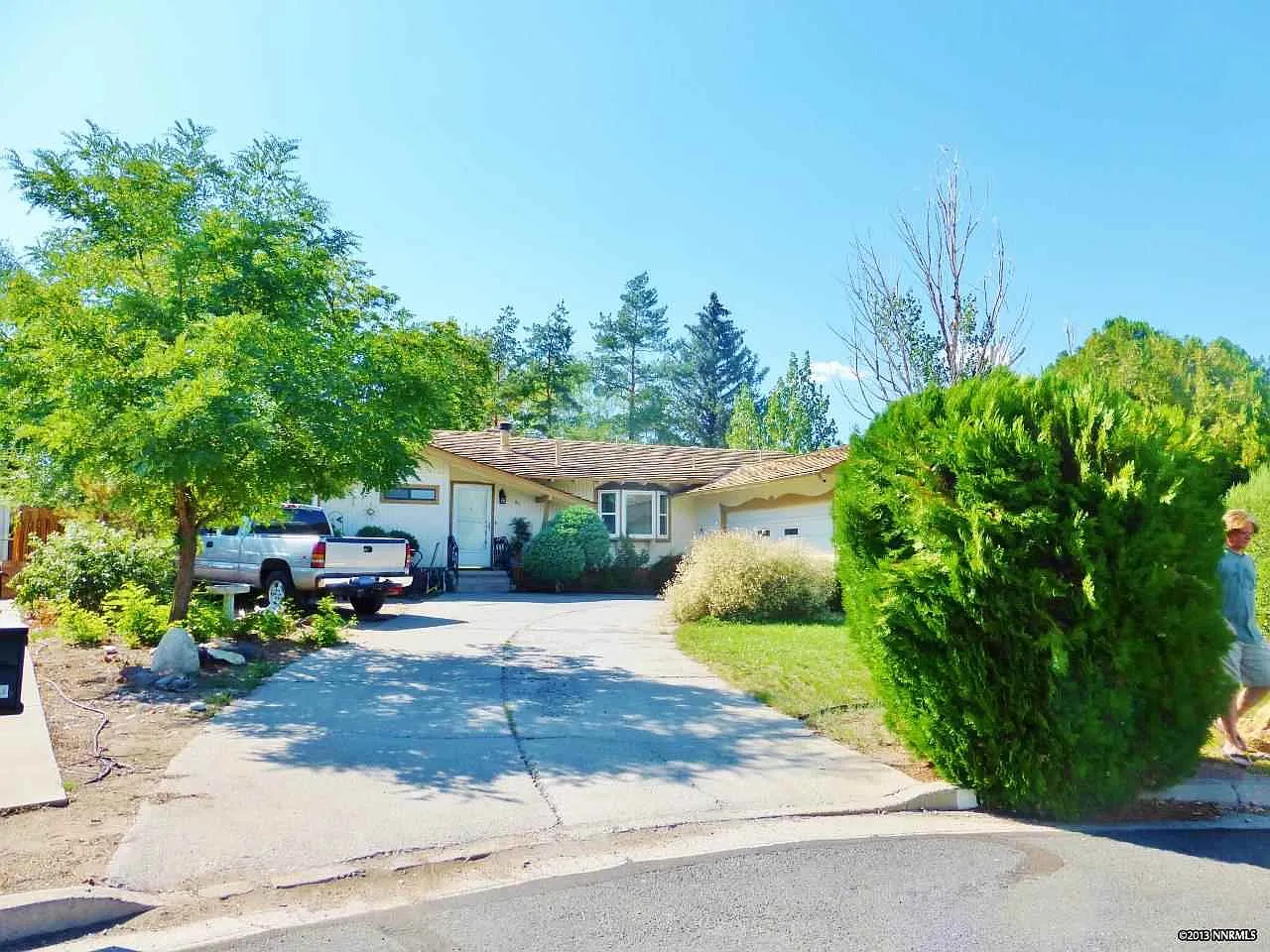 695 Amber Cir photo 1