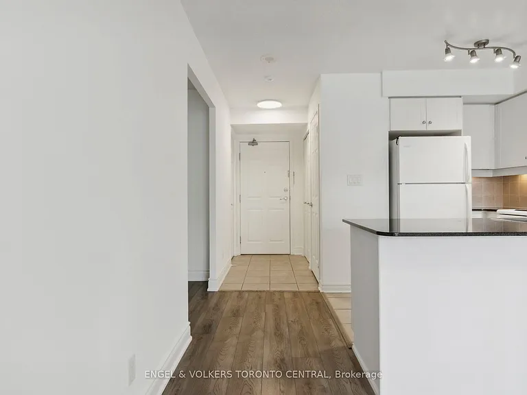 19 Barberry Pl #711 — Photo 6