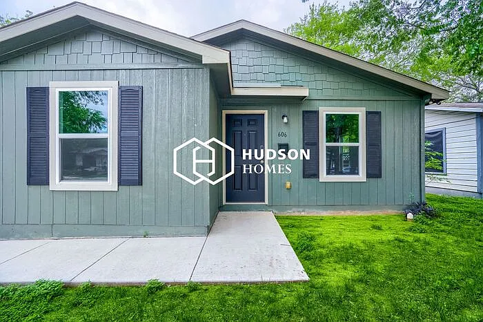 606 Bexar Dr — Photo 3