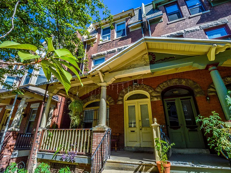 221 Buckingham Pl — Photo 1