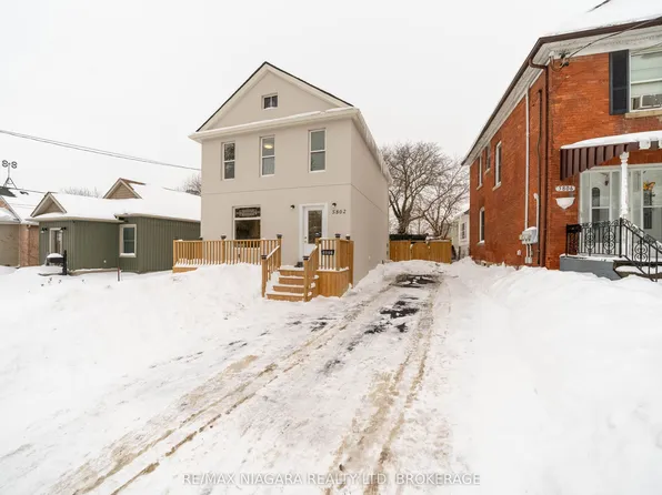 5802 Peer St, Niagara Falls, ON L2G 1X2