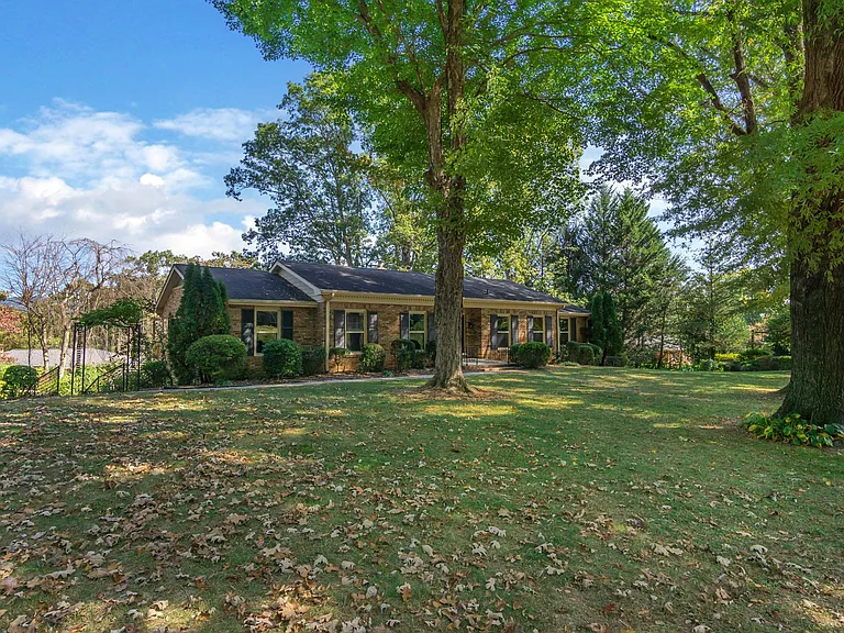 3136 Magnolia Dr — Photo 3