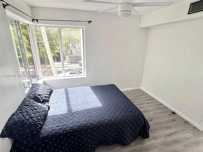 555 NE 70th St #STUDIO — Photo 6
