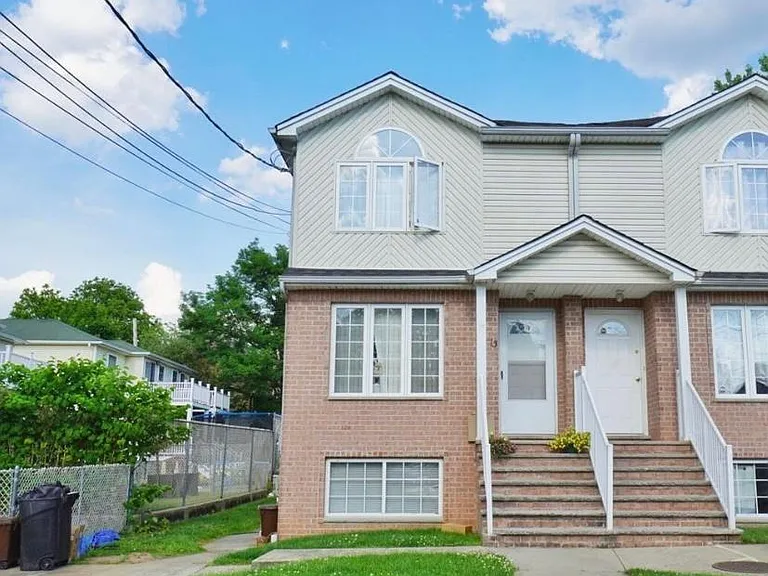 13 Mann Ave — Photo 1