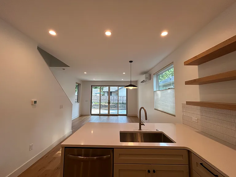 1003 E Washington St — Photo 3