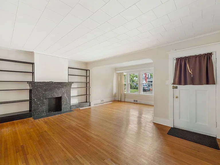 122 Stratford Rd — Photo 3