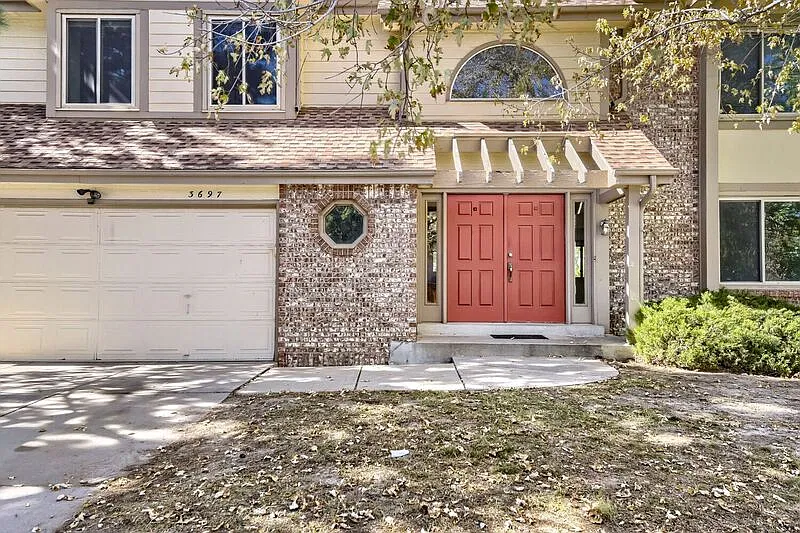 4 bed, 3.0 bath, 3400 sqft, $3,000 — Photo 2