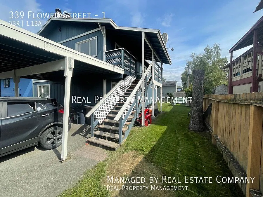 Eastside-Top-Floor Spacious 3 Bed w/ Carport and Washer/Dryer — Photo 2