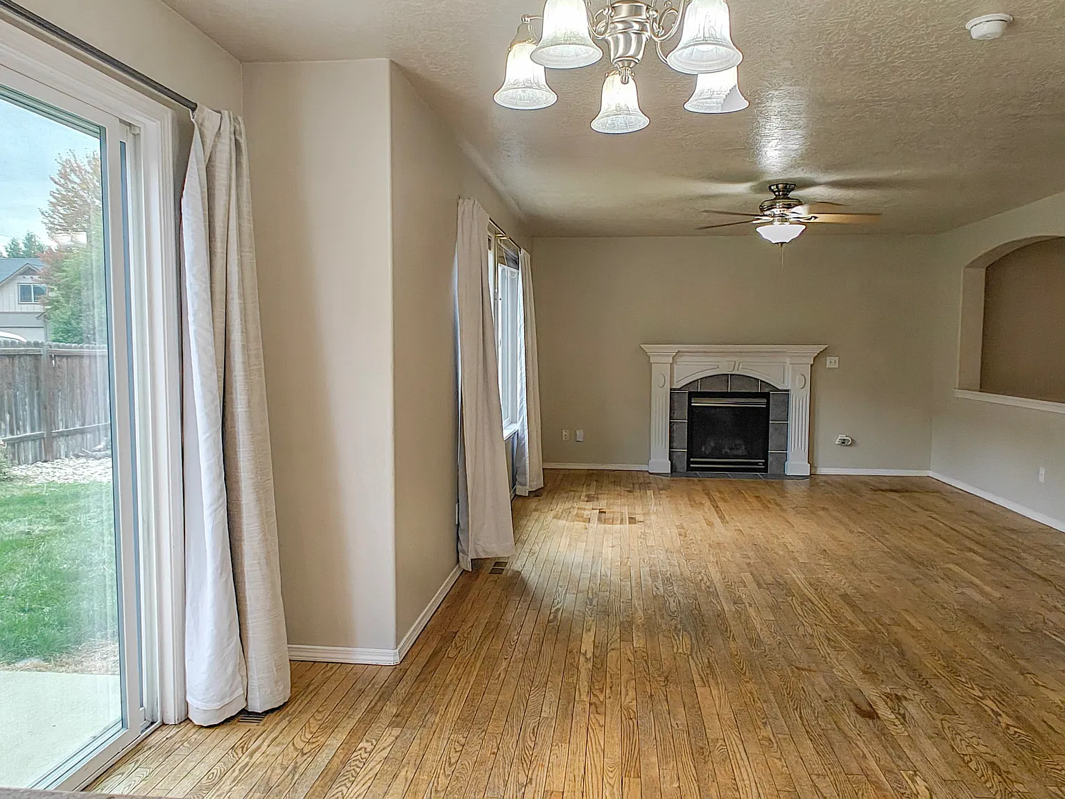4 bed, 2.5 bath, 2009 sqft, $2,800 — Photo 2