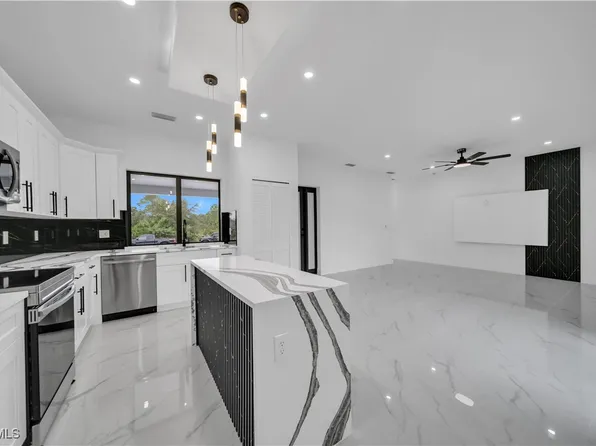 907 E 9th St, Lehigh Acres, FL 33972