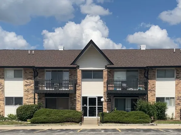 24 Kingery Quarter #101, Willowbrook, IL 60527