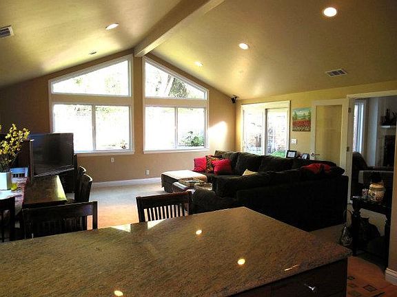 5th image of 790 Roble Dr