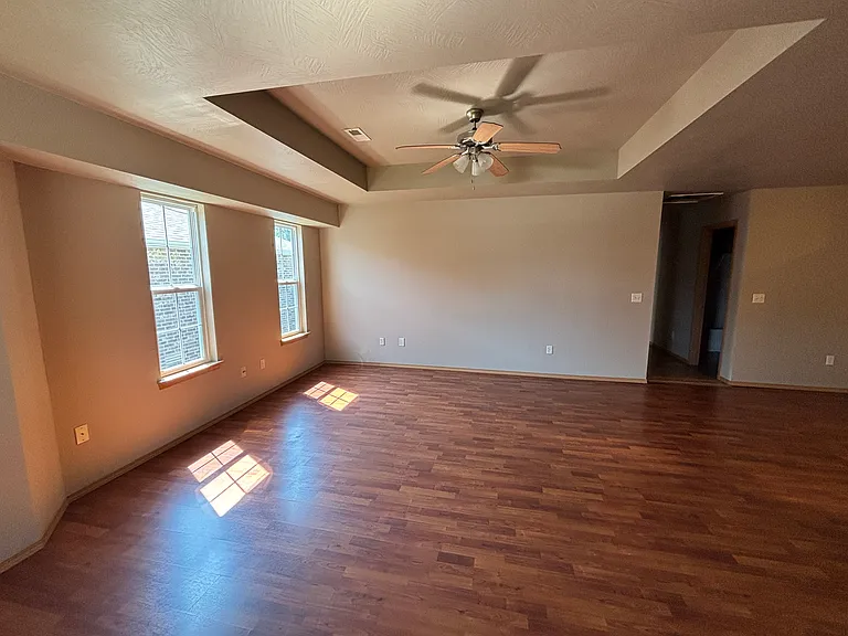 182 W Nicholas St — Photo 2