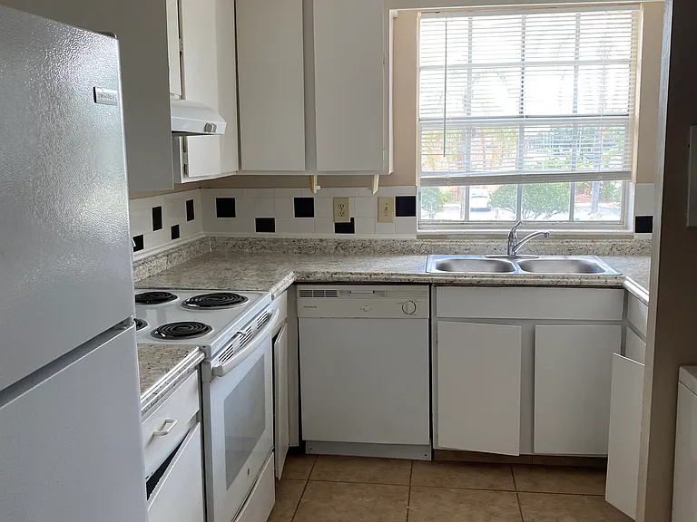 408 Banyon Tree Cir #200 — Photo 15