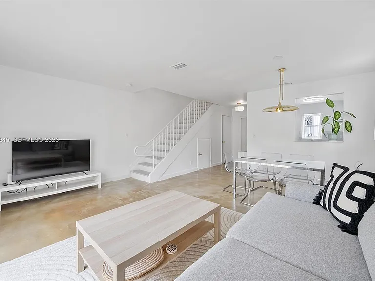 421 SW 3rd St #16 — Photo 6