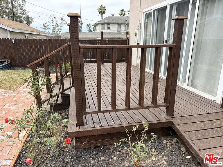 2142 S Victoria Ave — Photo 33