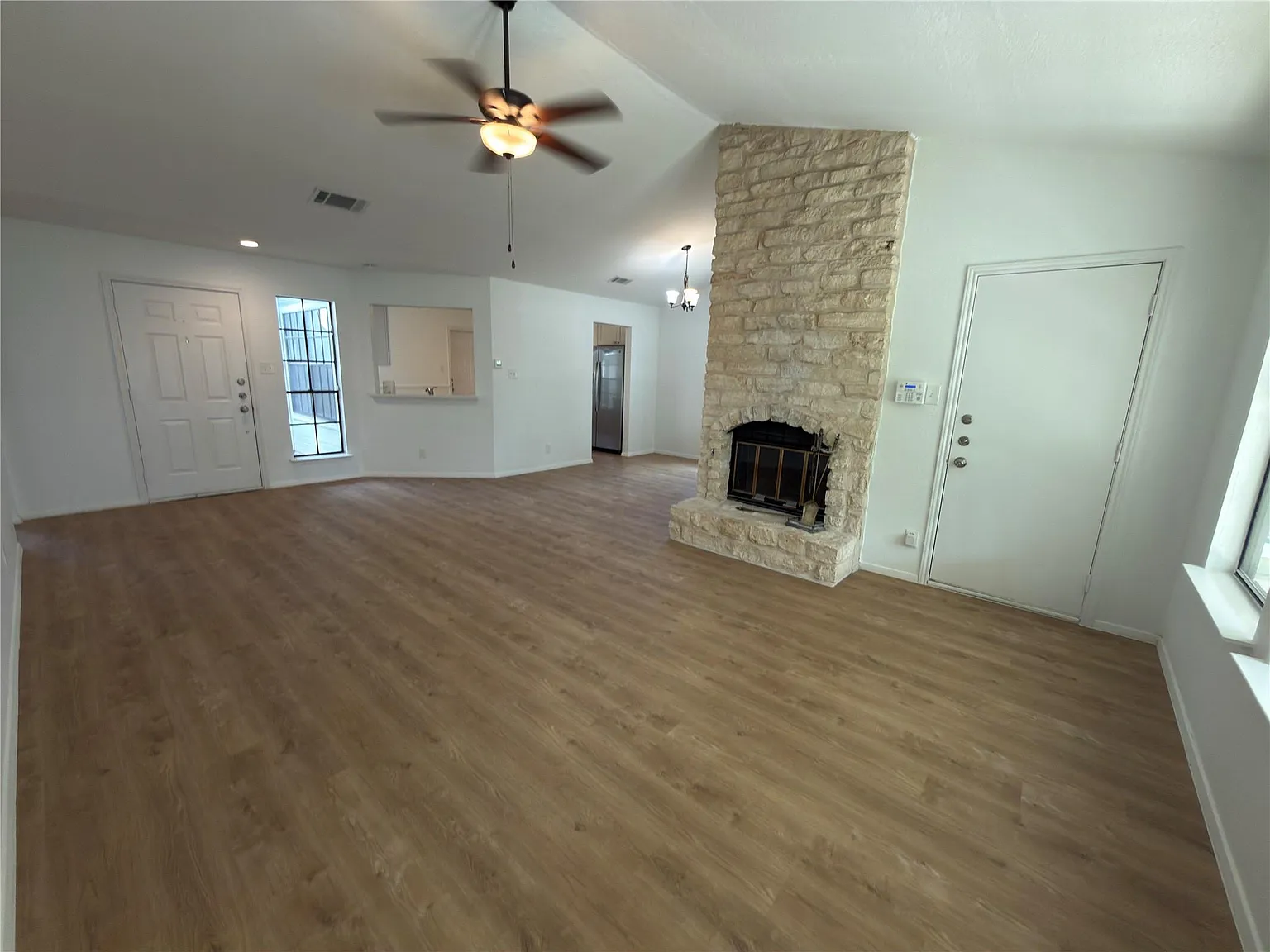 3 bed, 2.0 bath, 1353 sqft, $2,000 — Photo 4