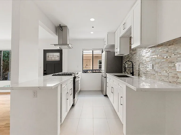 652 N Hayworth Ave #2 — Photo 3