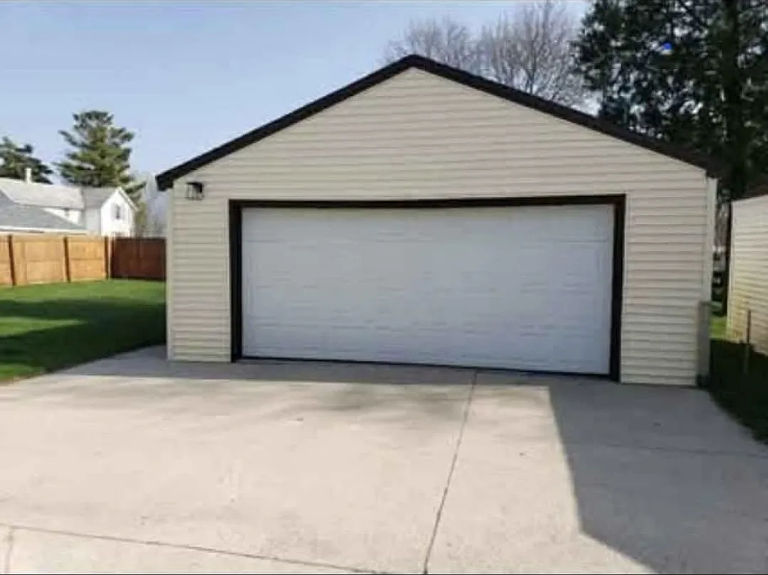 5 bed, 1.5 bath, 1655 sqft, $2,400 — Photo 2