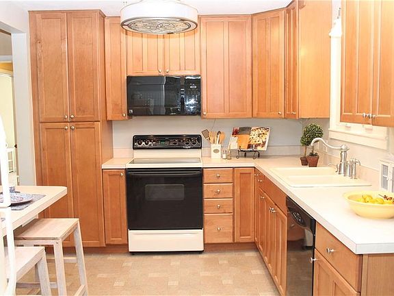 5th image of 16 Appleridge St
