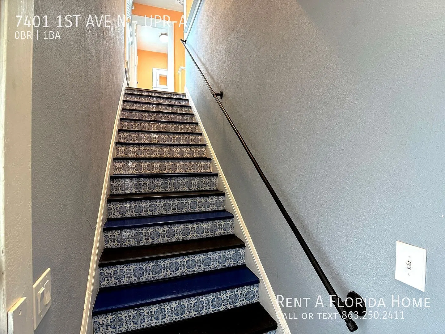 Adorable 2nd-Floor Efficiency Utilities Included! — Photo 2