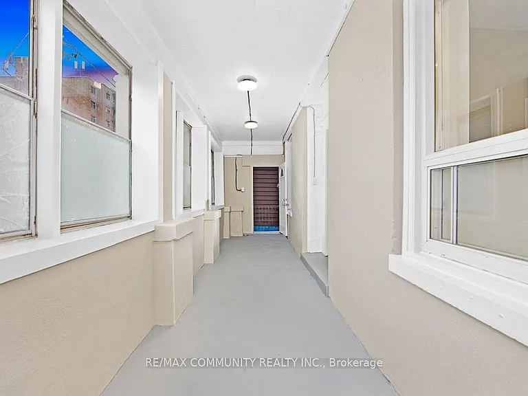 1130 King St E #1 — Photo 5