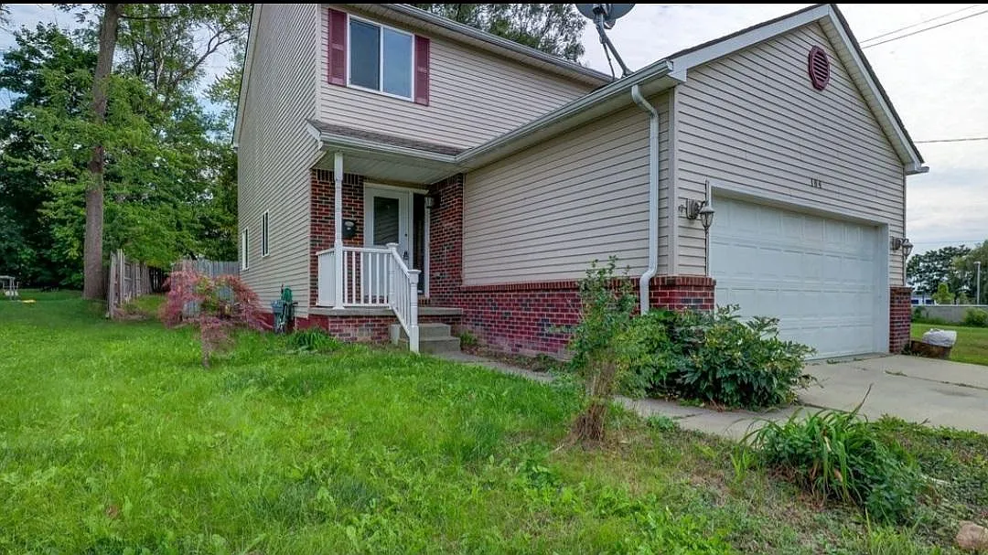 104 Raeburn St photo 1