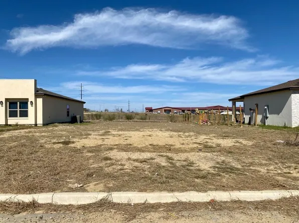 6910 Molinos Dr, Laredo, TX 78043