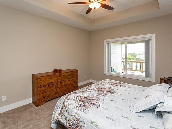 3rd image of 1579 SE Blackthorne Dr