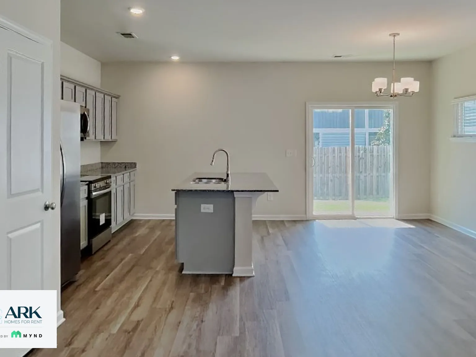 3 bed, 2.5 bath, 1428 sqft, $1,599 — Photo 3
