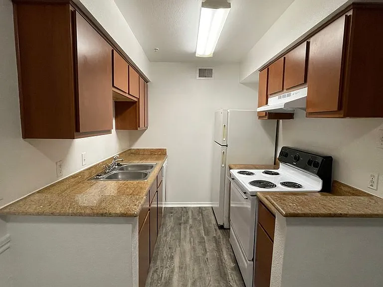 Ashley Crest — Photo 2