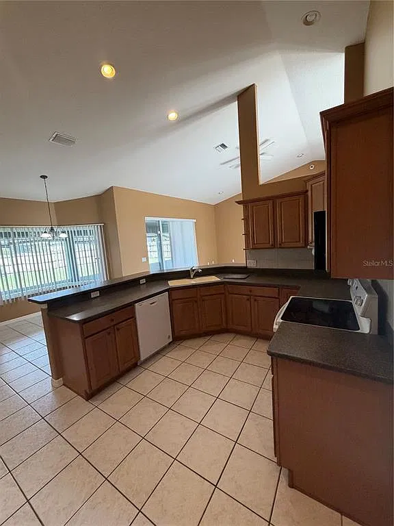 3 bed, 2.0 bath, 2076 sqft, $2,200 — Photo 3