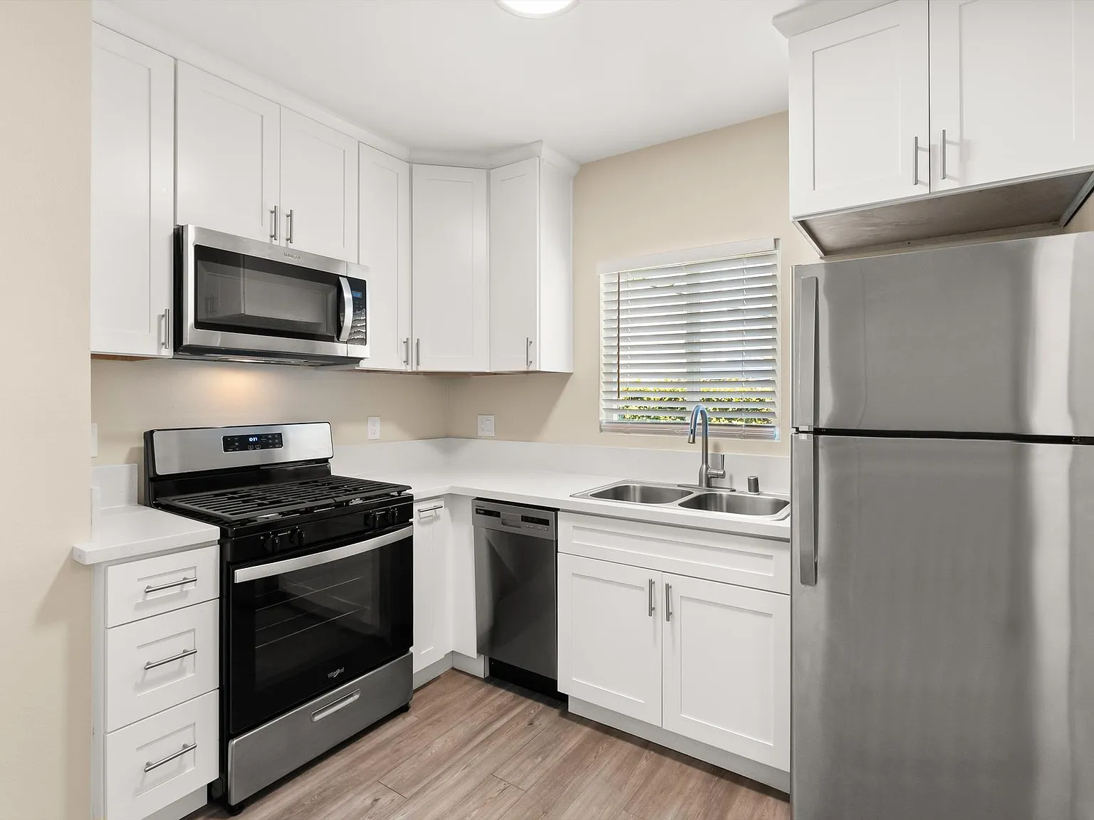 School Circle Apartments - Riverside, CA — Photo 2