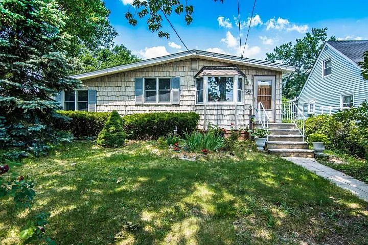 44 Pomona Blvd photo 1