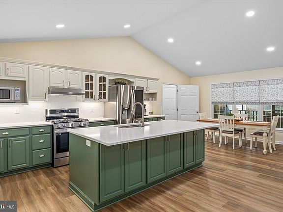 5th image of 30 Brookstone Dr