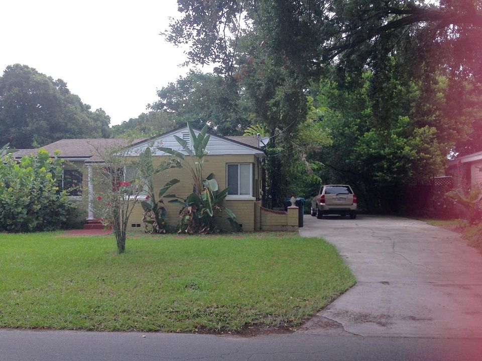 Plenty of parking in the long driveway