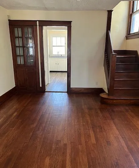 910 Bowen St — Photo 3