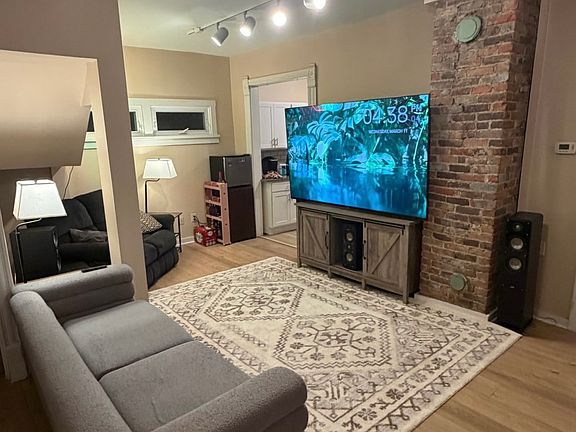 4th image of 2402 East Ave